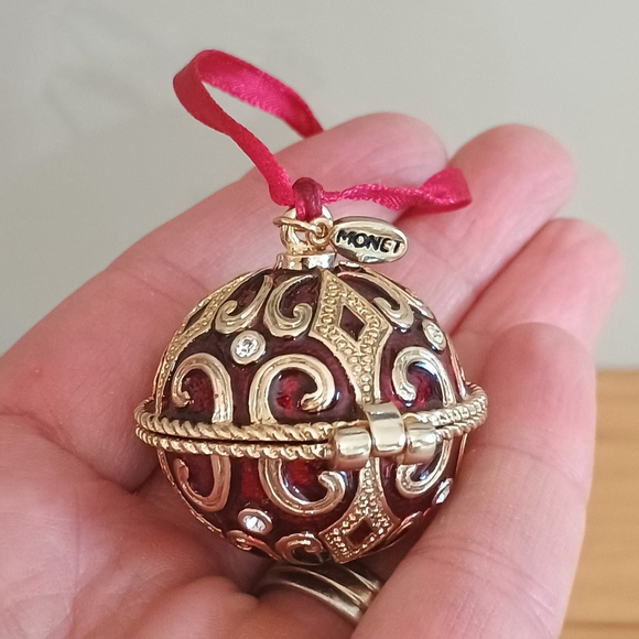 2008 Monet Red Enamel Gold Tone Filigree Round Box Ornament Crystal Hinge Lid - Picture 1 of 9